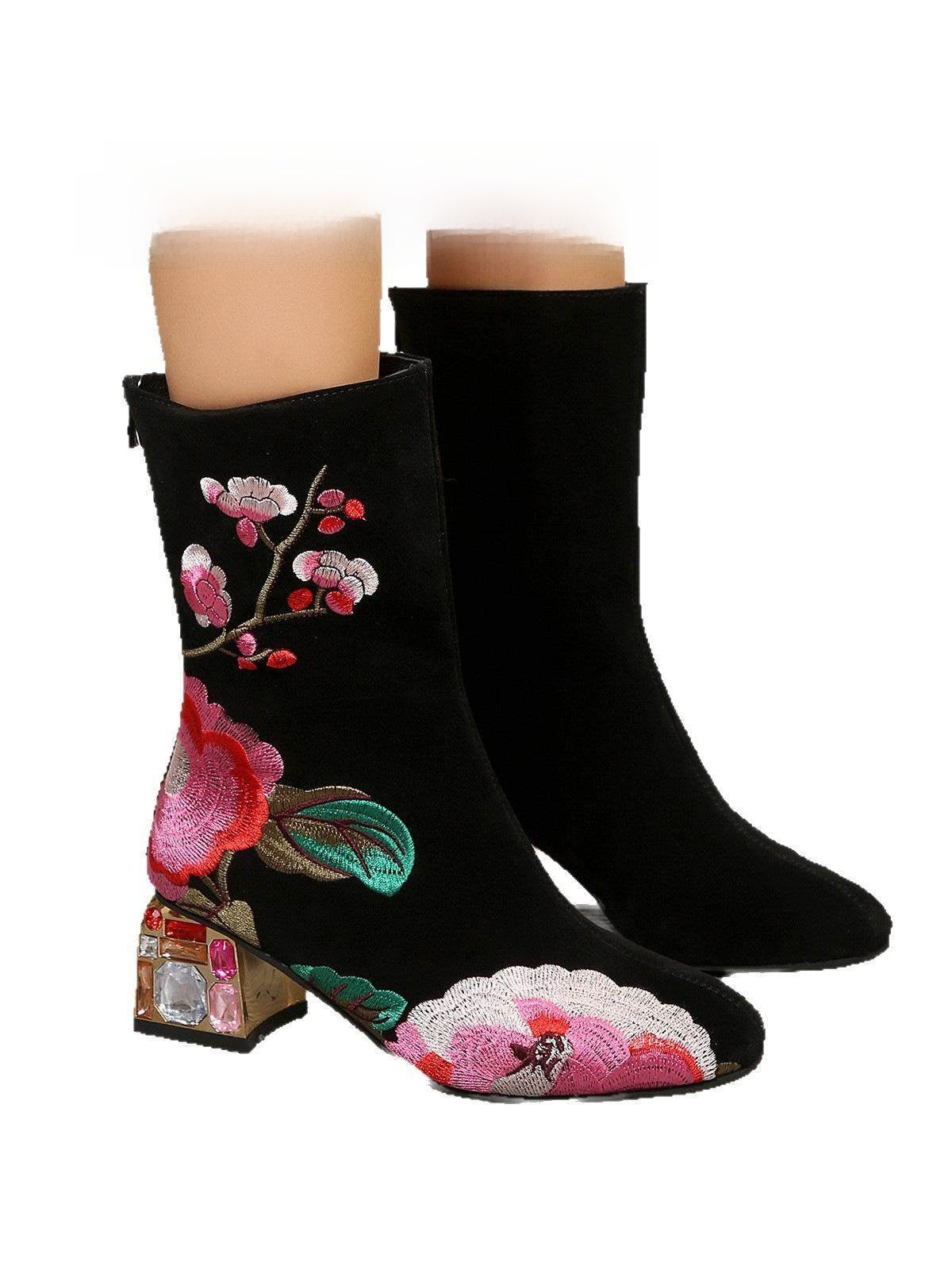Bottes en cuir brodées à talon moyen