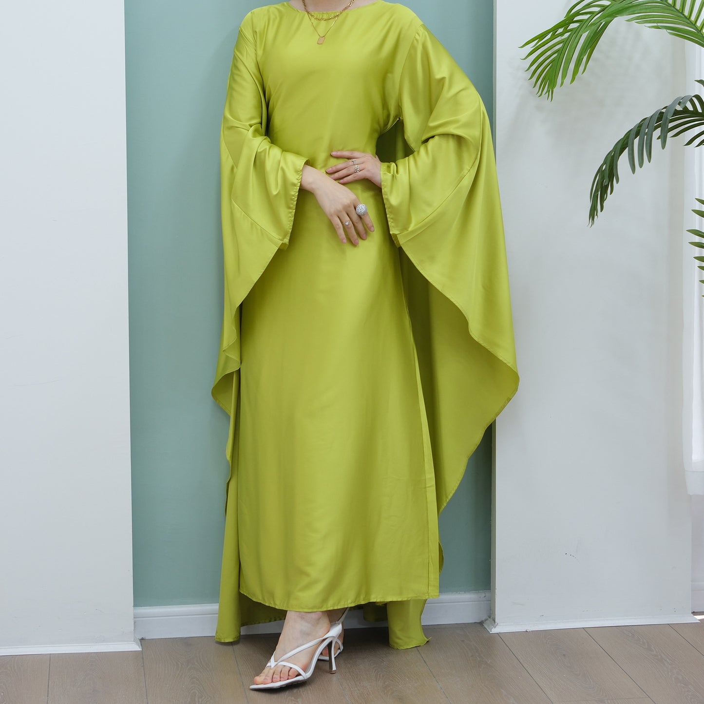 Robe longue en satin avec ceinture intégrée