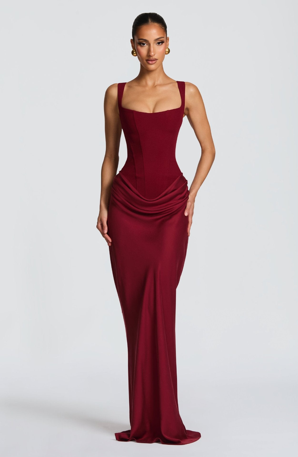 Robe moulante sans manches avec encolure carrée
