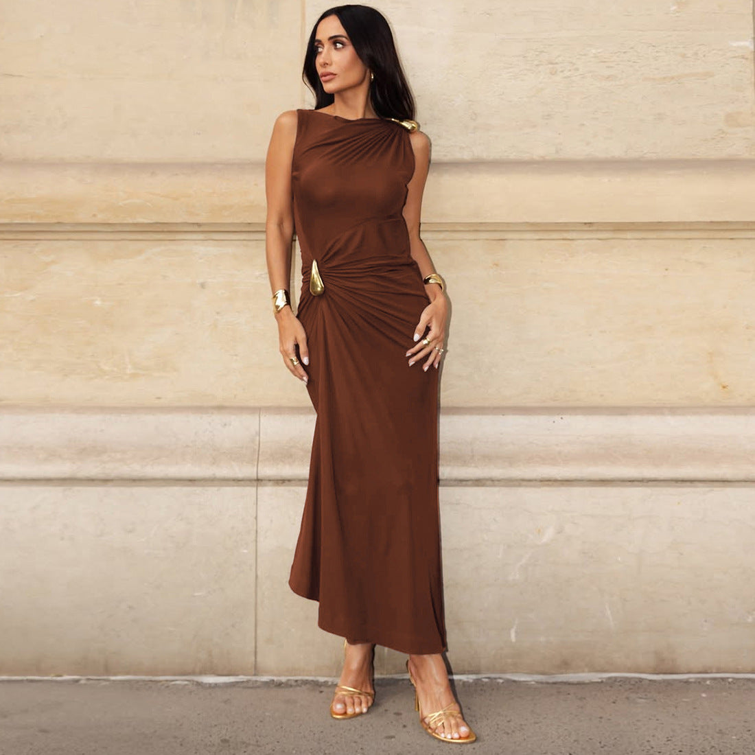 Robe ajustée pour femmes avec décoration en métal de couleur unie