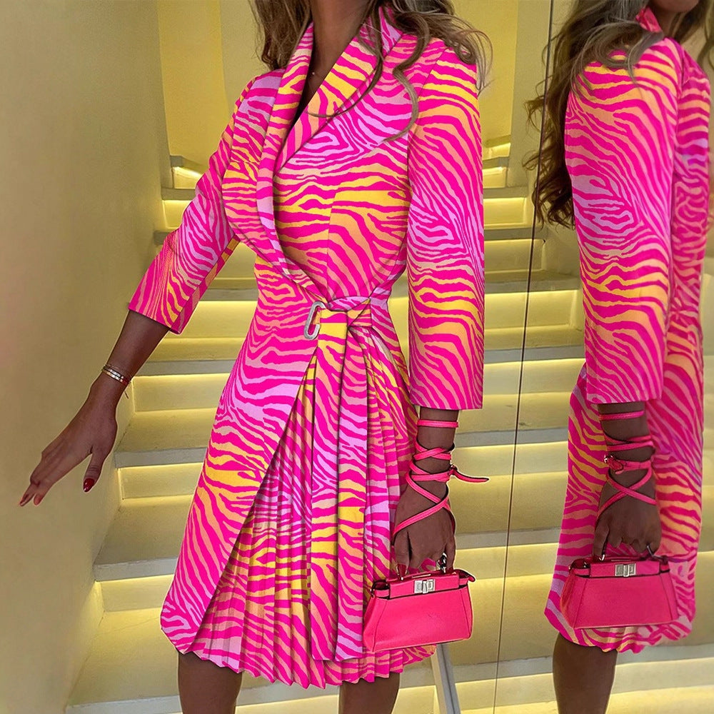 Robe à col en V avec taille plissée et ceinture