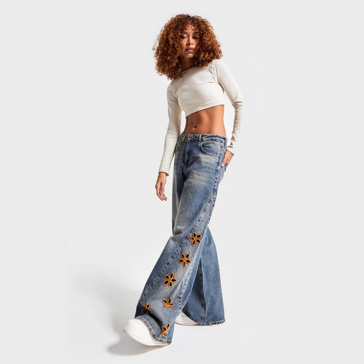 Pantalon en jean ample taille haute brodé