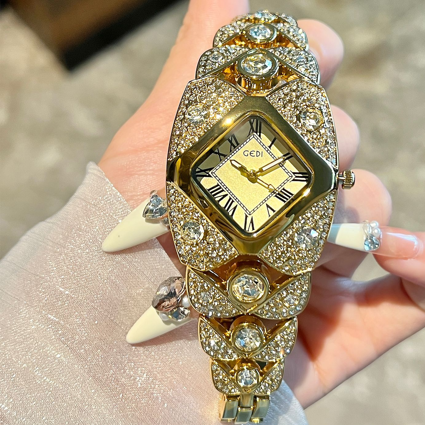Montre femme bracelet rétro en diamant de luxe