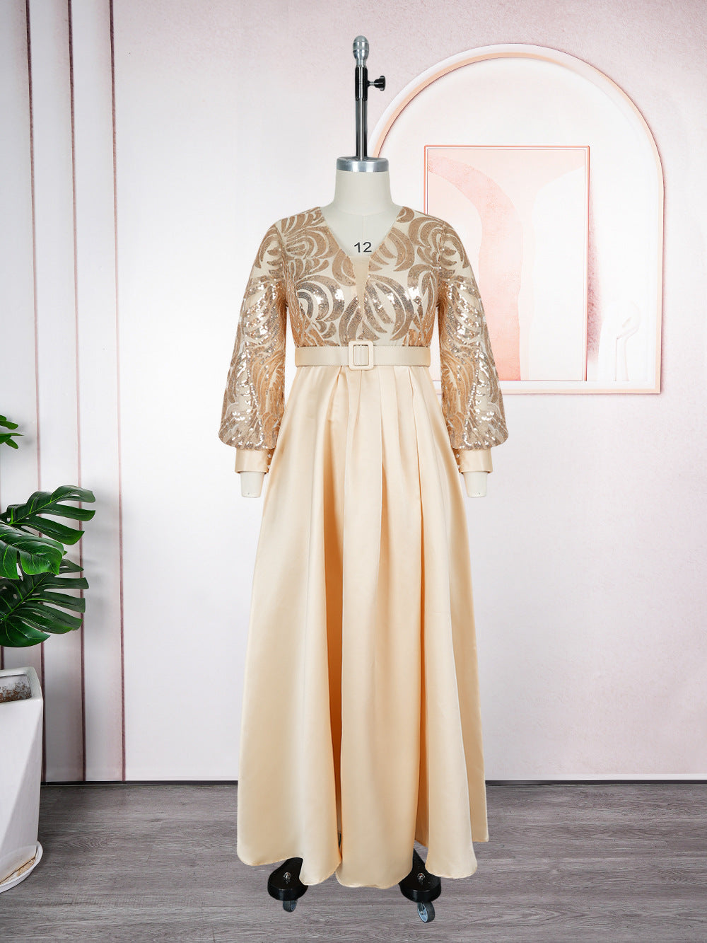 Habit :Robe longue grande taille pour femme, ornée de sequins et de dentelle, col en V.