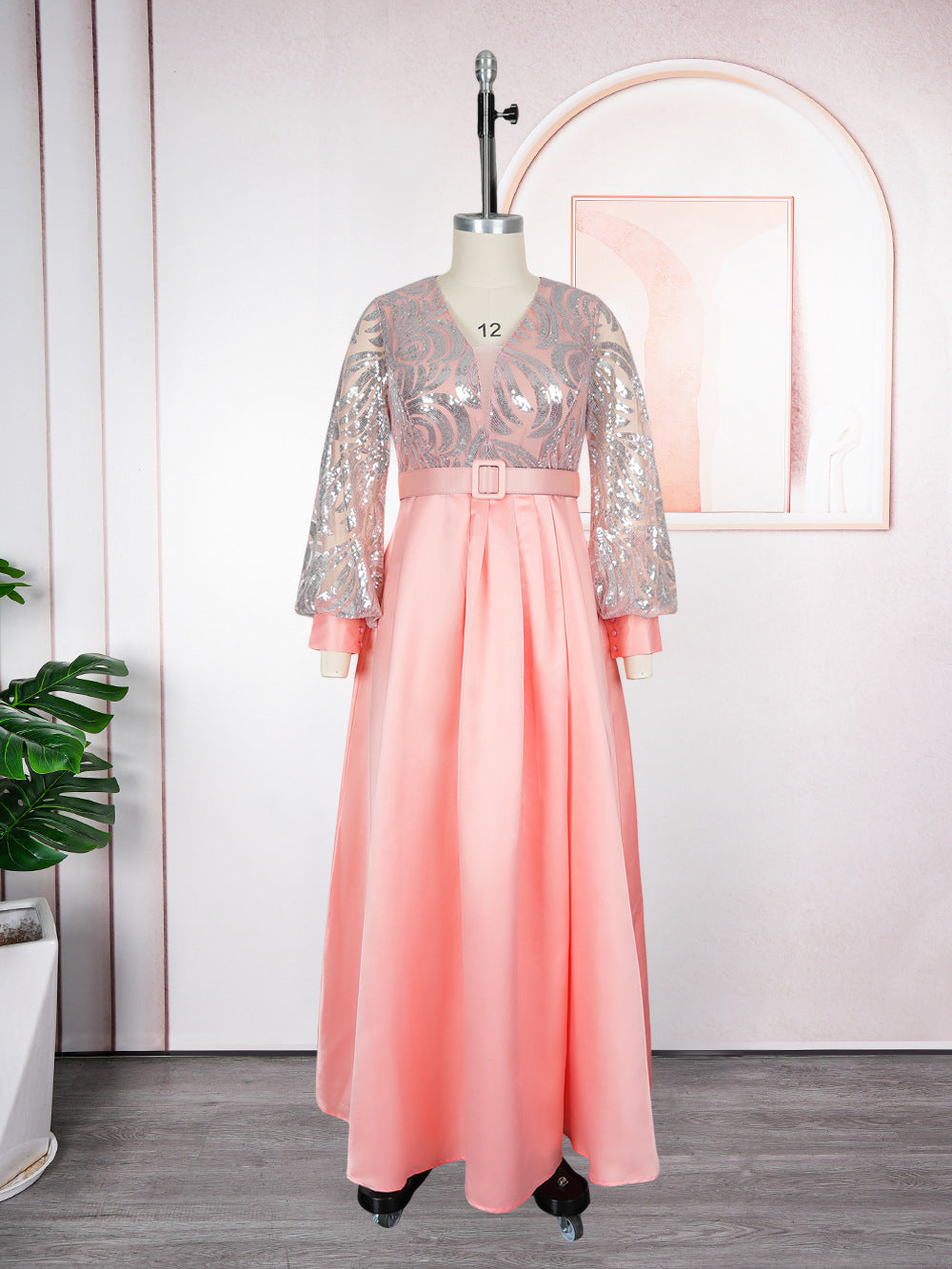 Habit :Robe longue grande taille pour femme, ornée de sequins et de dentelle, col en V.