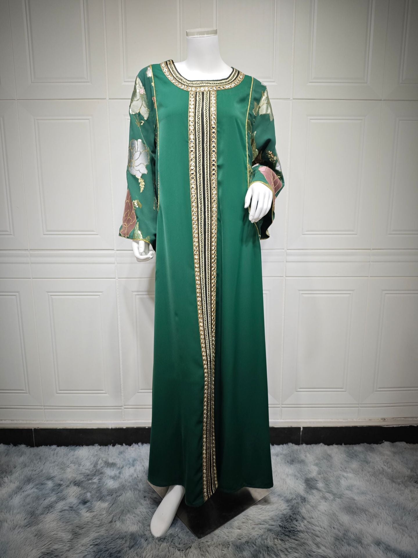 Robe kaftan brodée à sequins