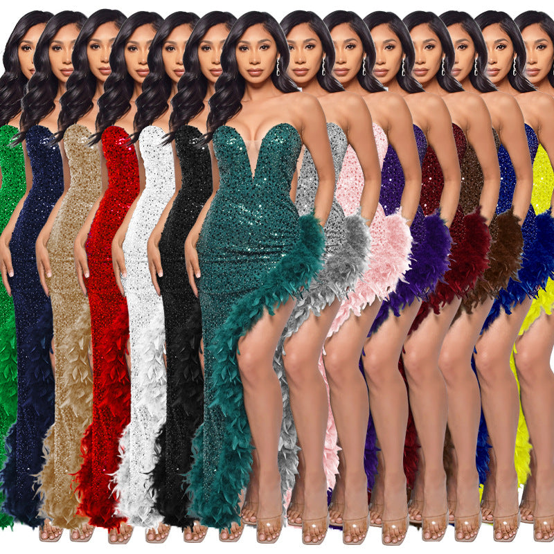 Robe longue dos nu à sequins et plumes