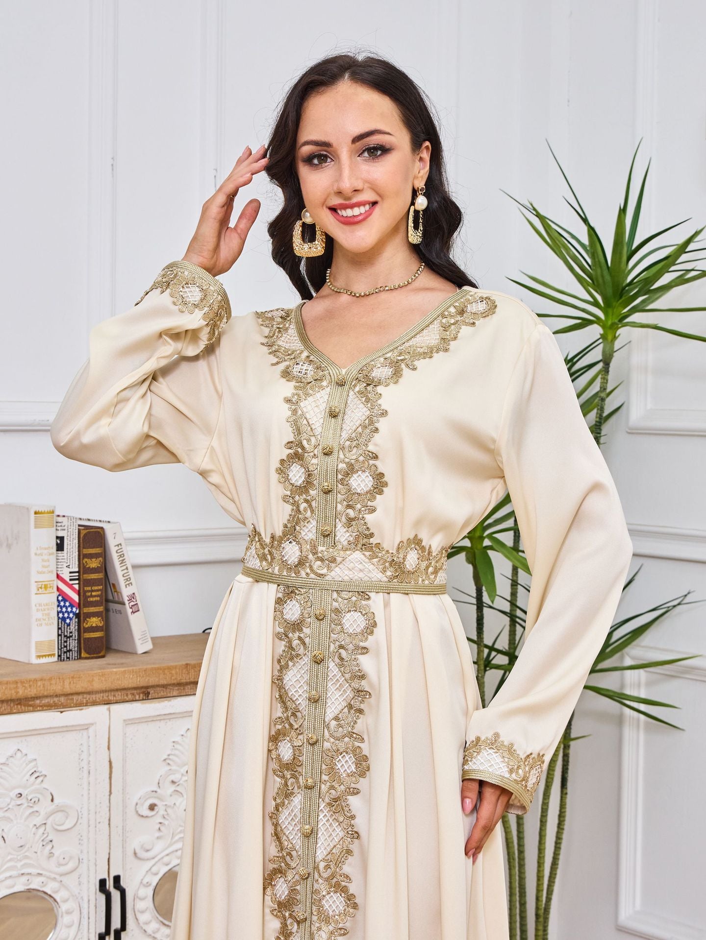 Robe abaya brodée à manches longues et ourlet à volants