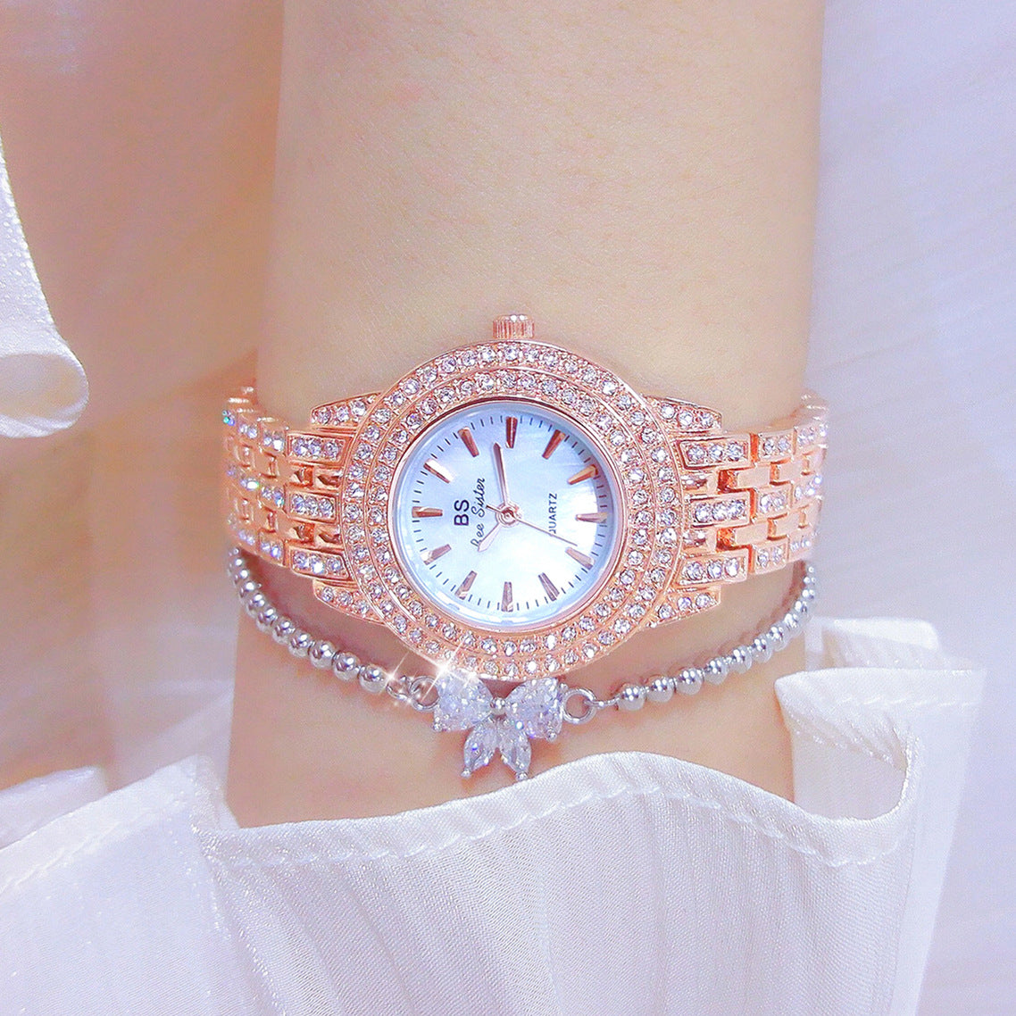 Montre de luxe pour femmes avec cadran en nacre et diamants