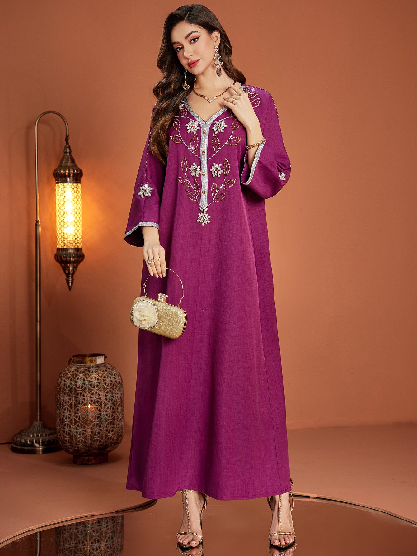 Robe à col en V ornée de perles et de sangles argentées