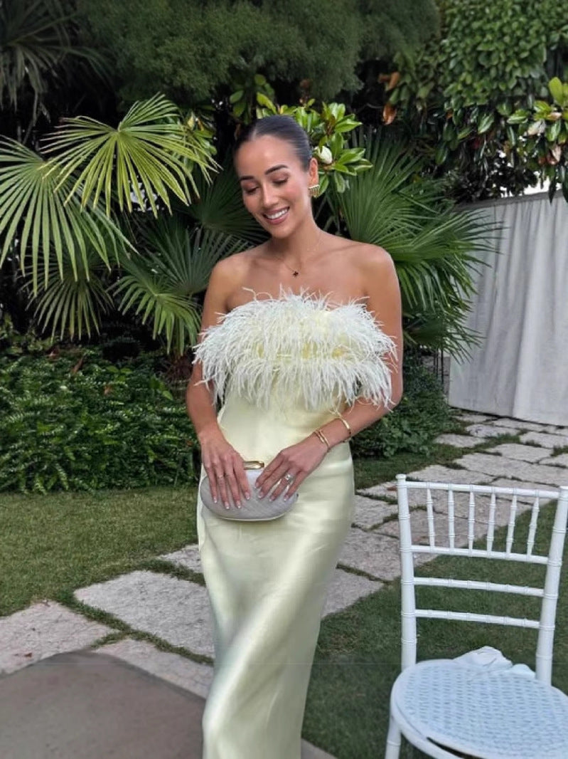 Robe de soirée élégante sans bretelles avec plumes cousues