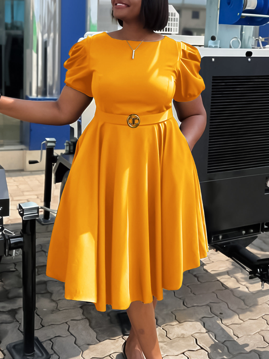 Robe élégante trapèze à manches bouffantes avec ceinture