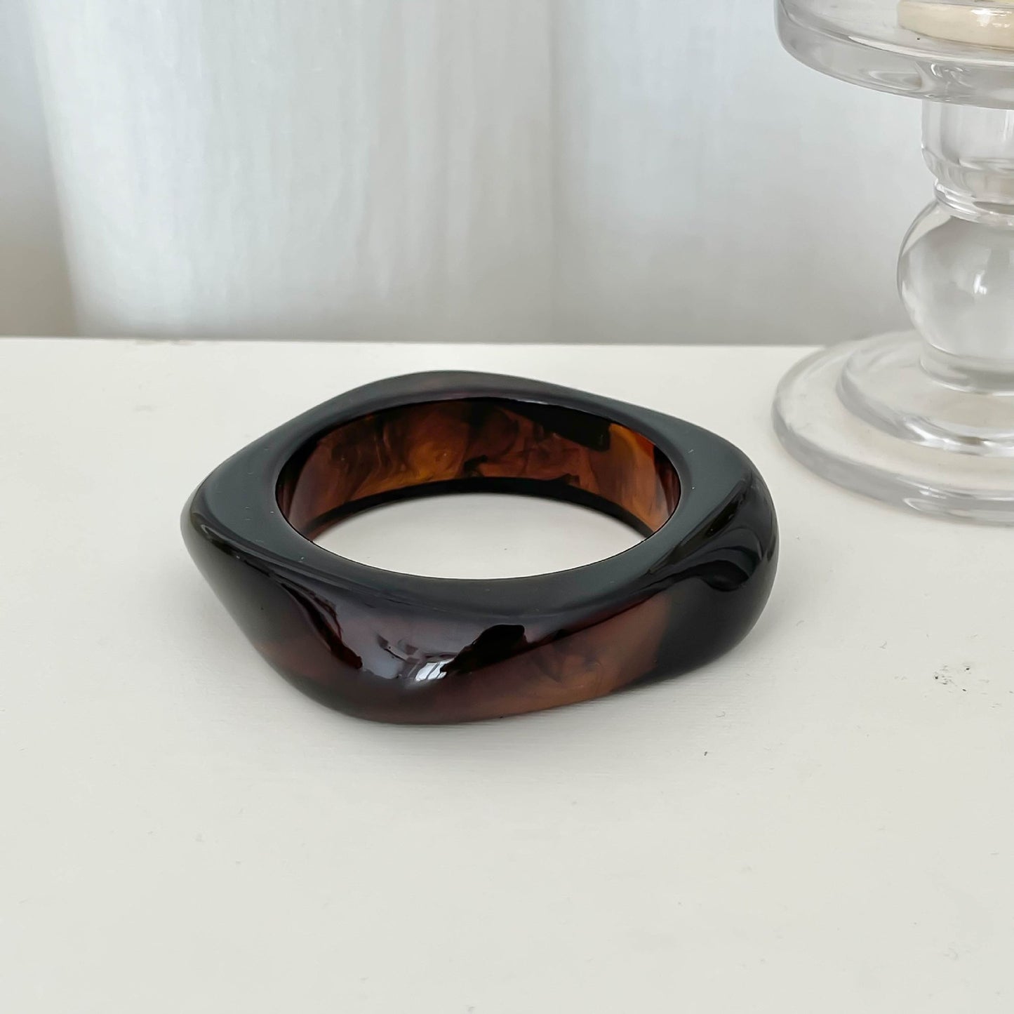 Bracelet géométrique irrégulier en résine pour femme