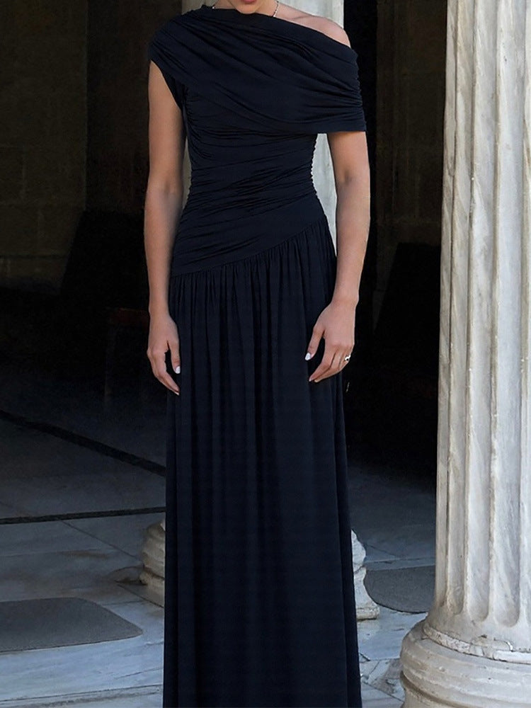 Robe plissée à encolure asymétrique