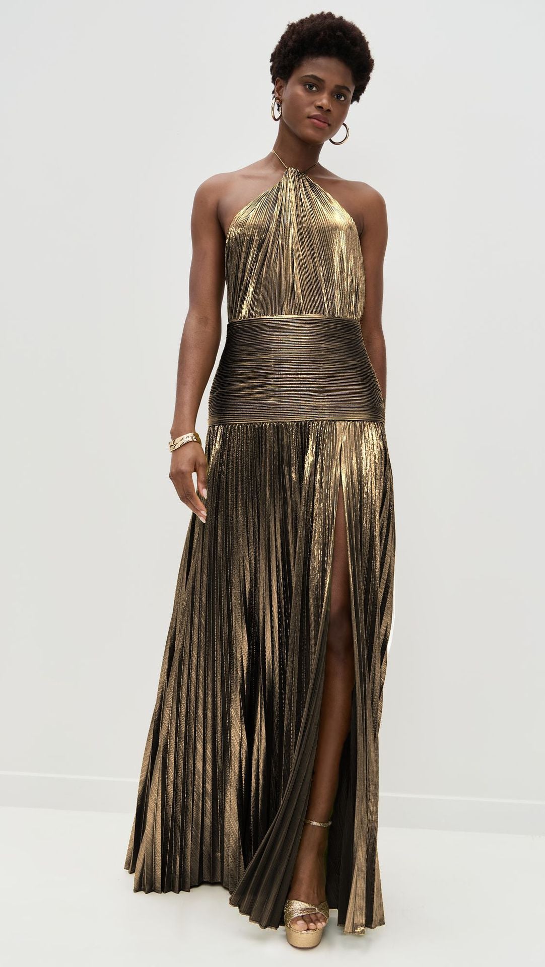 Robe longue métallique plissée à col licou avec fente et dos nu