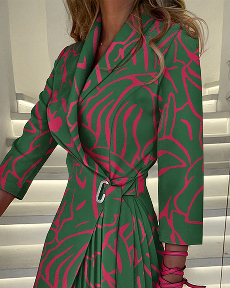 Robe à col en V avec taille plissée et ceinture