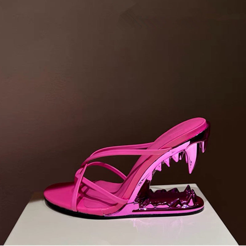 Sandales à talons en métal avec fang creux