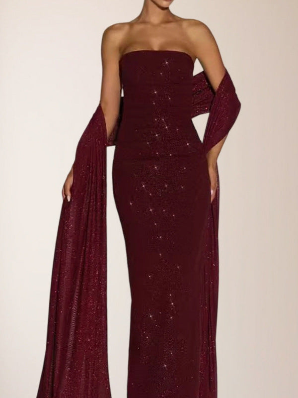 Robe moulante à paillettes et épaules dénudées