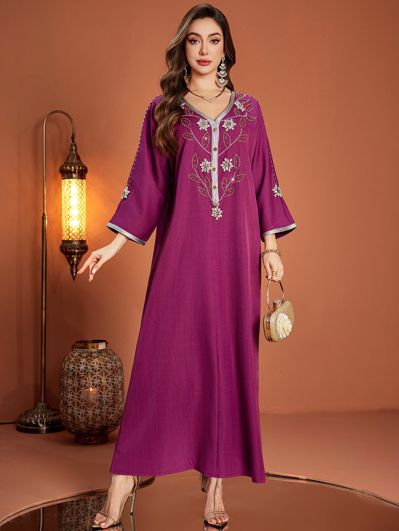 Robe à col en V ornée de perles et de sangles argentées
