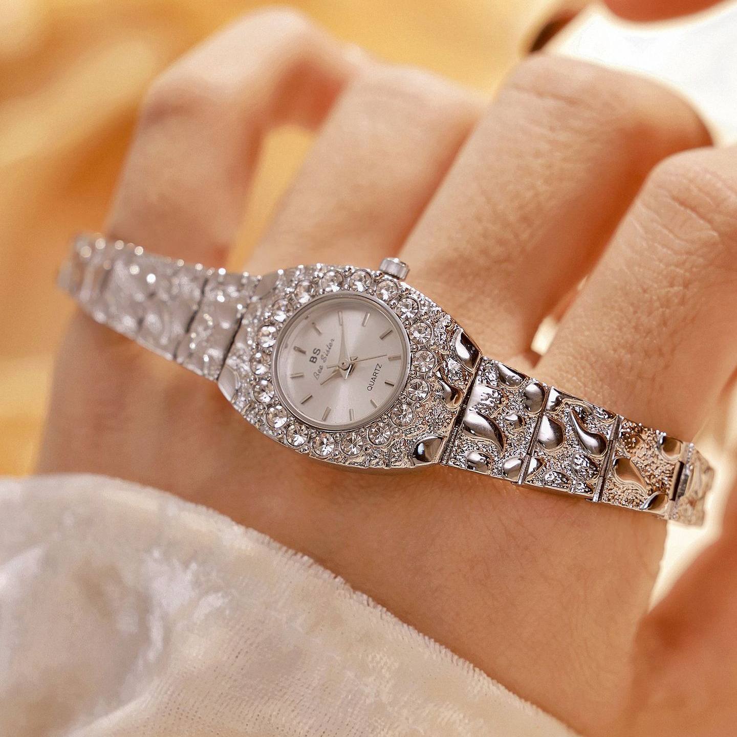 Montre quartz vintage pour femmes avec bracelet en alliage