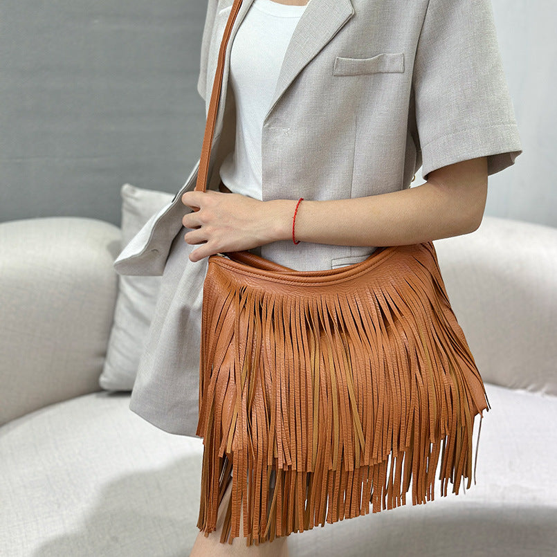 Sac bandoulière en cuir souple à double pompon
