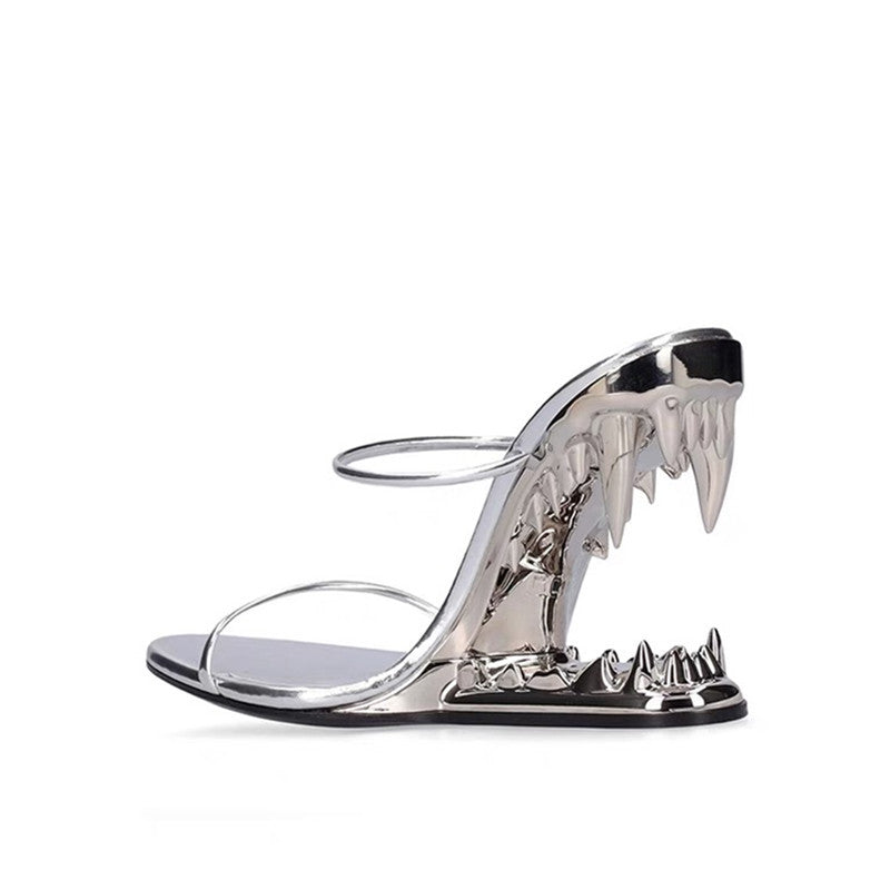 Sandales à talons en métal avec fang creux