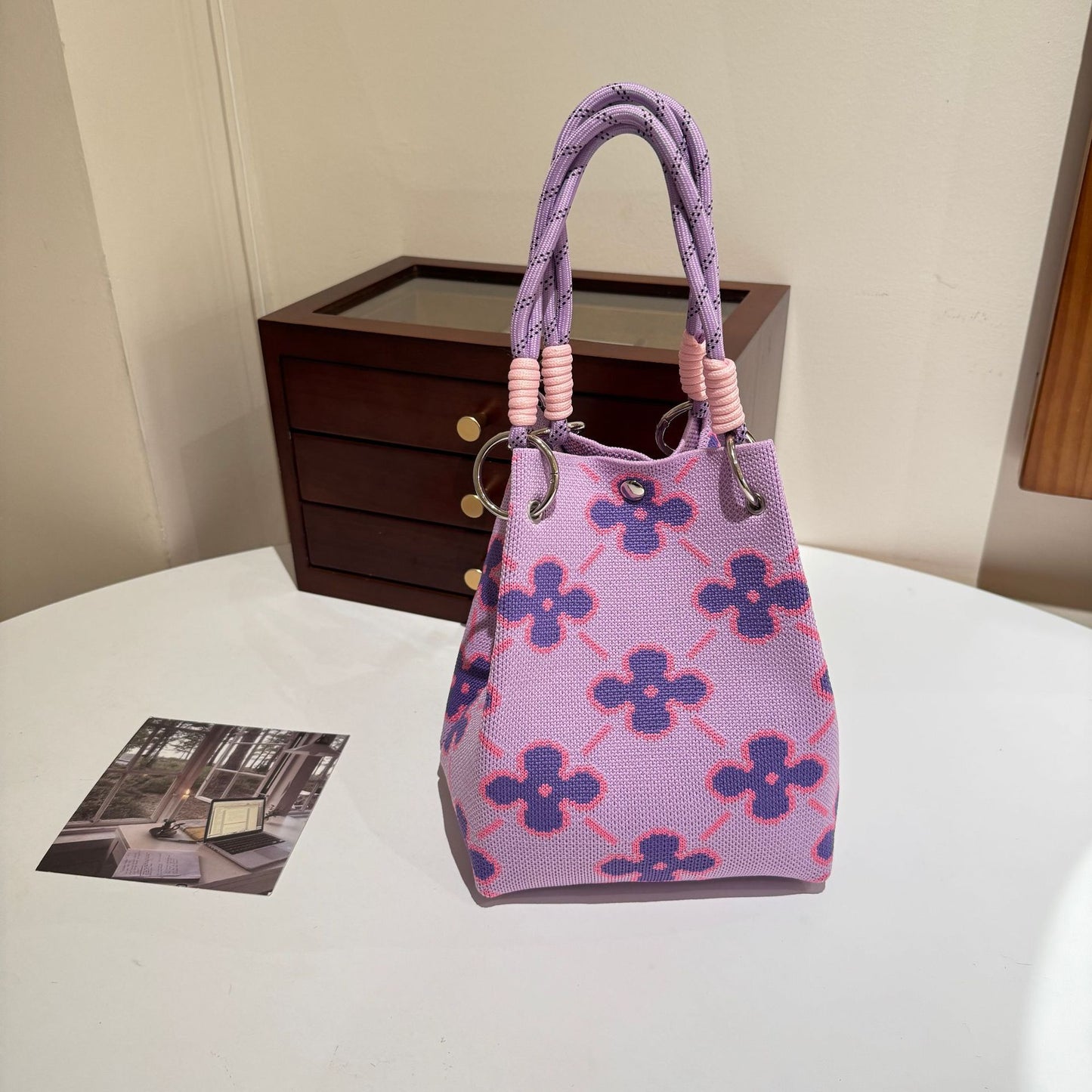 Sac à main tricoté avec boucle magnétique