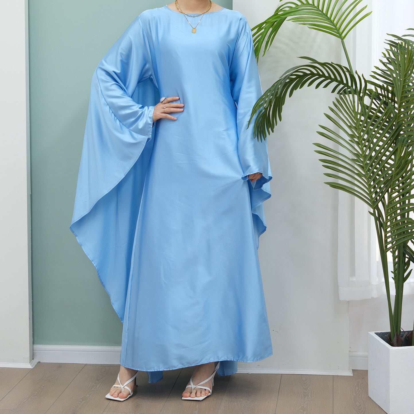 Robe longue en satin avec ceinture intégrée