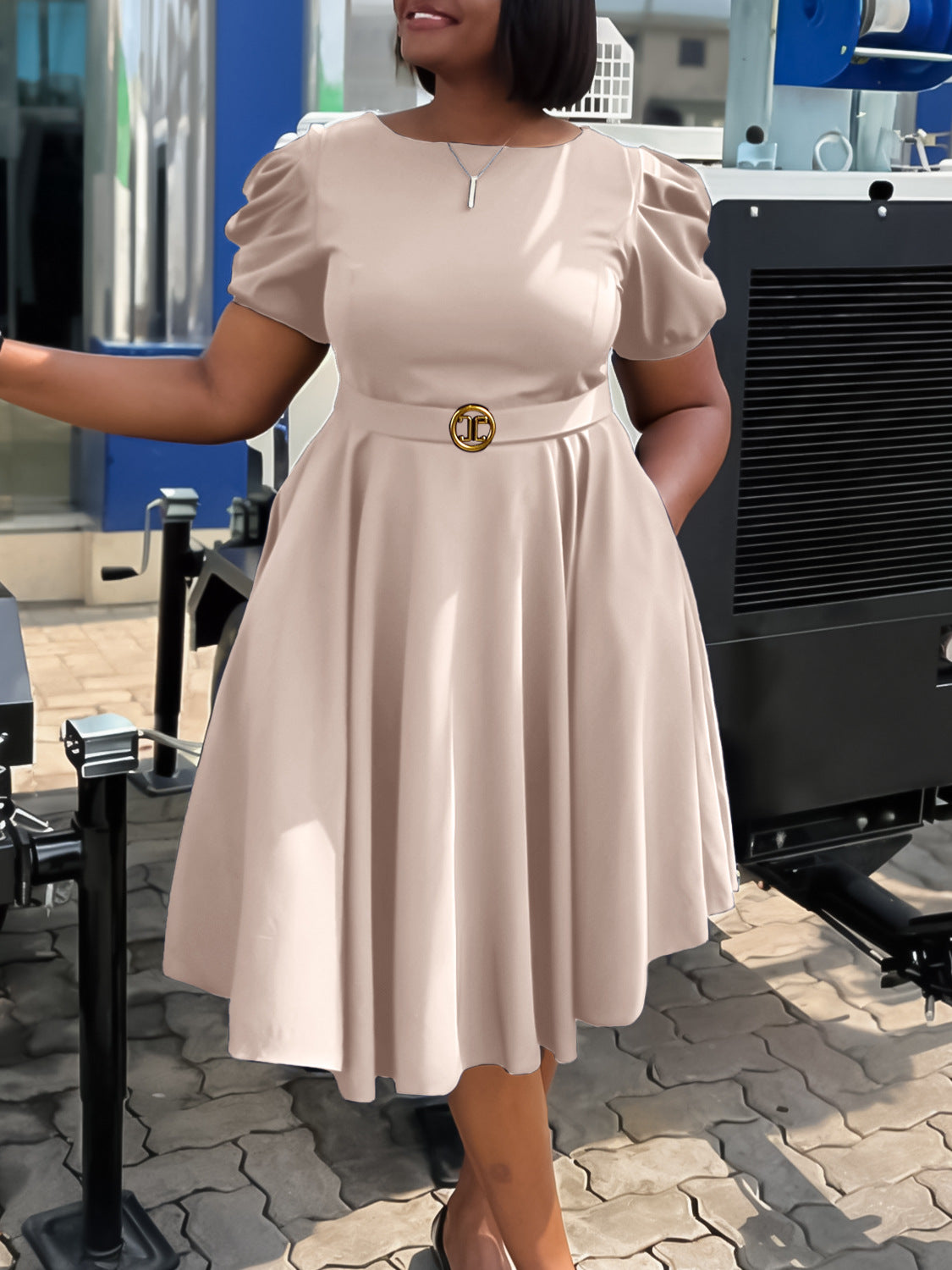 Robe élégante trapèze à manches bouffantes avec ceinture